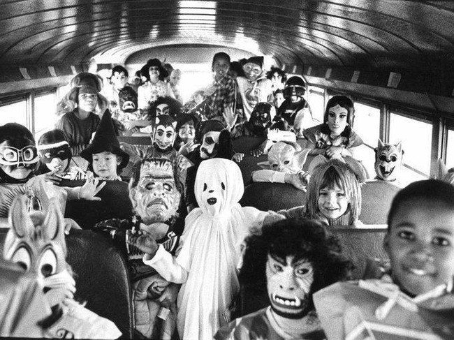 Halloween on the school bus. - Reddit, Translation, The photo