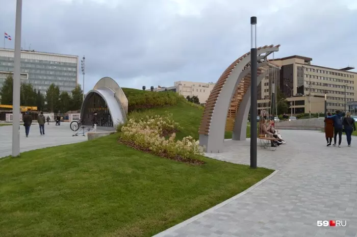 Not made for crawling: Perm residents are asked not to climb the cafe buildings on the esplanade. - Permian, Strange people, Esplanade, Longpost