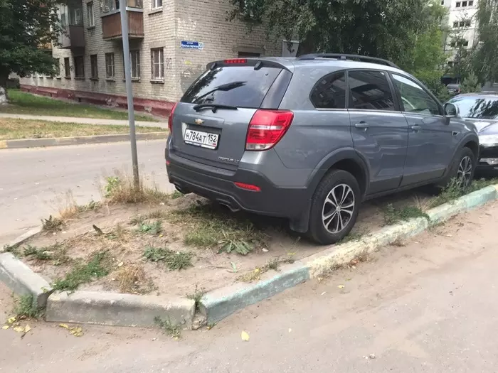 Очень удобно! - Длиннопост, Газон, Автохам, Неправильная парковка, Моё