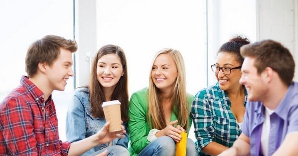 Here are some pupils talking. Удовольствие от общения. Фото где люди общаются. Люди разговаривают. Общение с друзьями картинки.