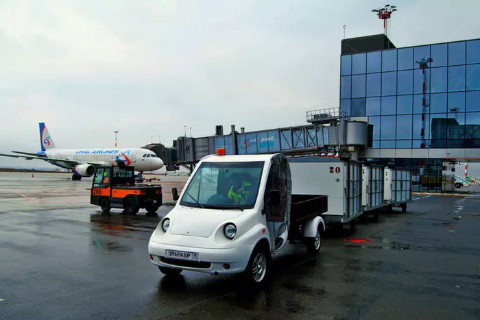 Cargo electric vehicle tests were held at the airport of Simferopol - Electric car, Technics, The airport, Russia, Crimea, Simferopol