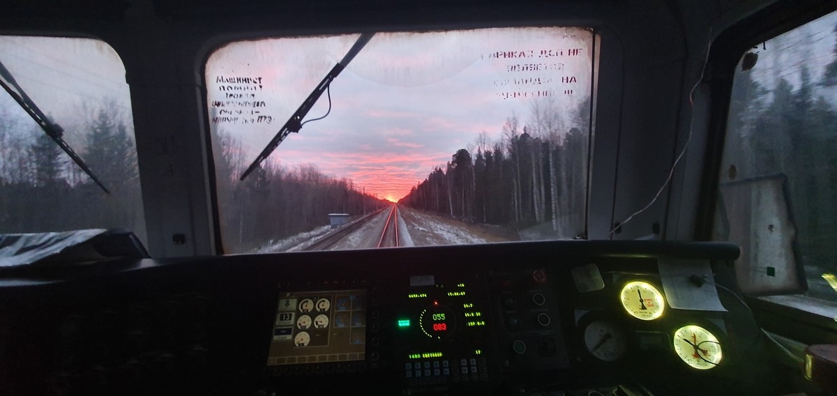Поезд вид машиниста видео. Эп20 кабина ночью. Вид из кабины тепловоза. Вид из кабины поезда. Вид из кабины электровоза.