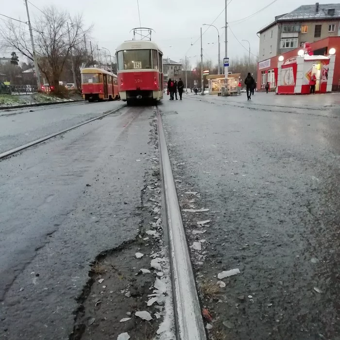 When the tram won't beat the traffic jam - My, Yekaterinburg, Tram, Public transport, Ice, Leaf fall