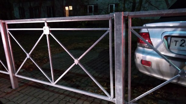 In Tula, a parked foreign car was surrounded by a fence - Tula, Tag for beauty, Workers, Idiocy