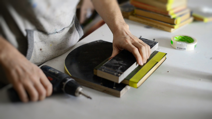 Делаем стол из эпоксидной смолы и старых книг. Мебель, Эпоксидная смола, Стол из эпоксидки, Работа с деревом, Реставрация, Крафт, Стол, Видео, Длиннопост