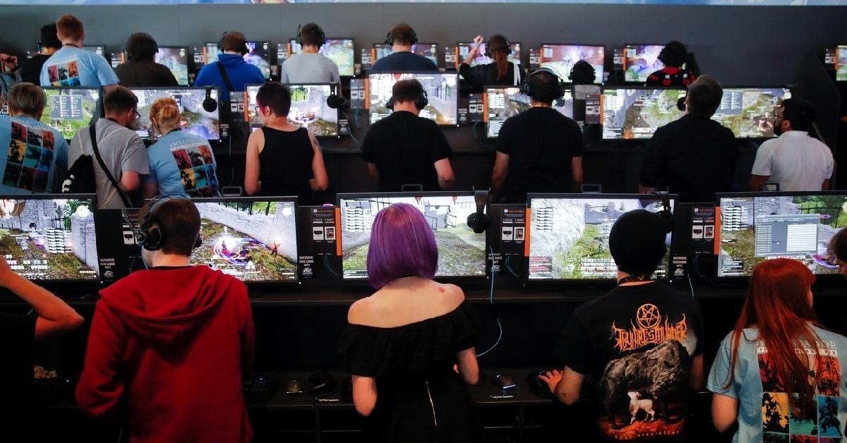 Японское реалити. Игровая индустрия в Китае. Люди играют в компьютерном клубе. Компьютерные игры в Китае. Компьютерный клуб с людьми.