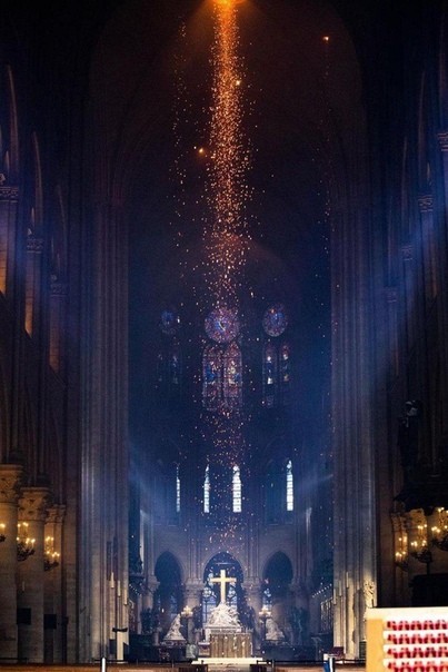 Notre Dame just before the roof collapsed. - Fire of Notre Dame de Paris, The photo, A second before, Notre dame cathedral