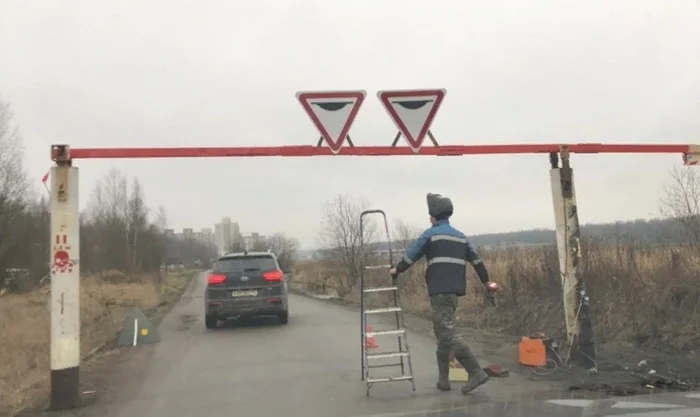 Уступи дорогу неровностям сверху. - Санкт-Петербург, Дорожный знак