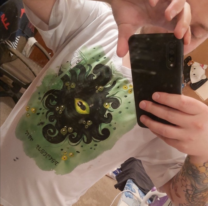 Хермеус Мора на футболке.