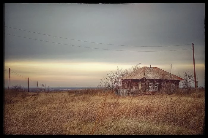 Домик у дороги - Моё, Фотография, Деревня, Заброшенное, Безысходность, Разруха, Эстетика ебеней