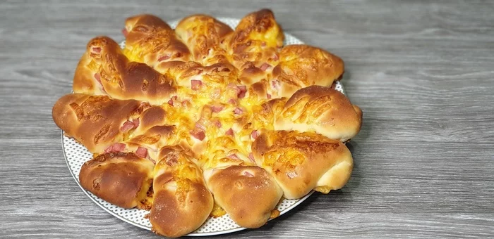 Unusual pizza (flatbread). For those who dream of fluffy, airy dough. - My, Pizza, Tortillas, Yeast dough, Dough, Video, Cooking, Recipe, Video recipe, Food