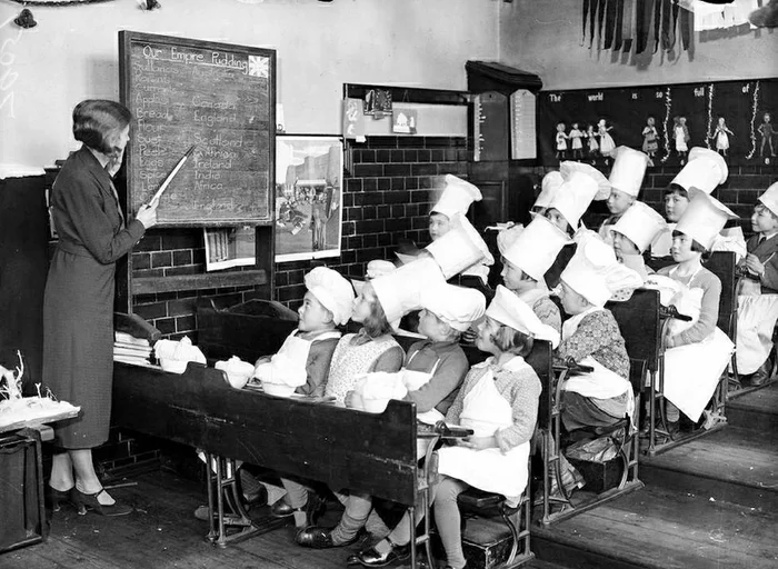 British schoolchildren learn how to make Christmas pudding, London, 1938. - Pudding, The photo, Children, 1938, Great Britain