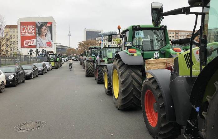 Thousands of farmers on tractors paralyzed traffic in the center of Berlin - Germany, Climate change, Farming, Economy, Food security, Politics