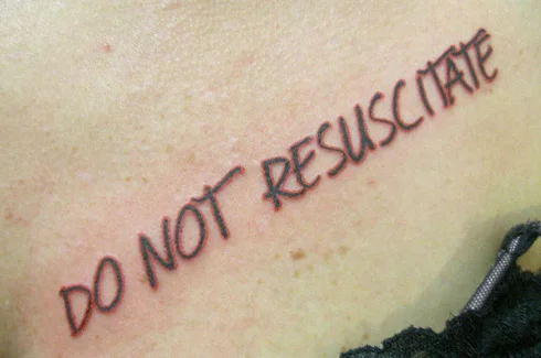 Почему многие врачи делают татуировки «Не реанимировать», «Не откачивать»?