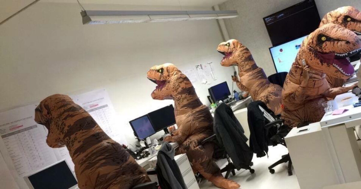 Приколы в офисе. Смешной офисный планктон. Динозавры в офисе. Динозавры в офисе Мем.