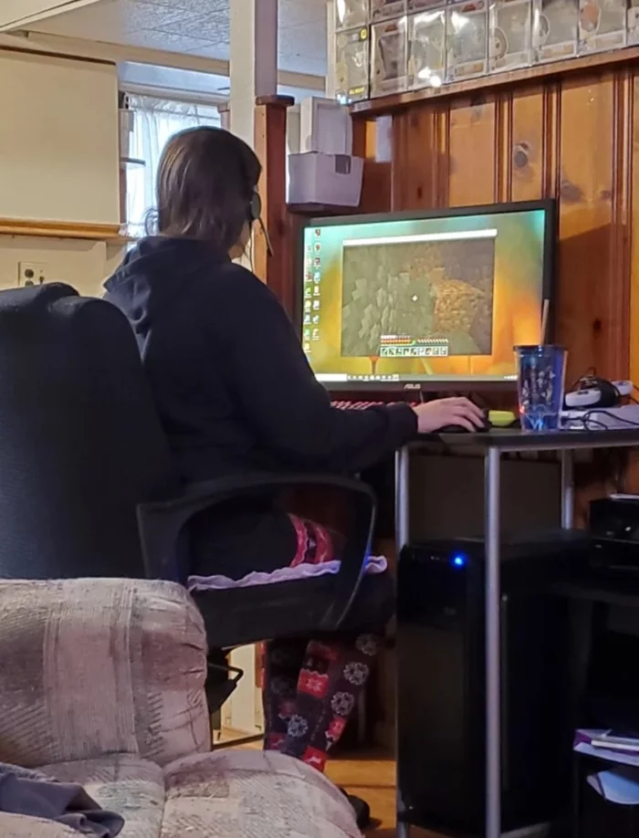After a hard-hitting purchase of a gaming computer for us for a lot of money, my wife plays minecraft on it in windowed mode - Computer, Games, Wife, Minecraft