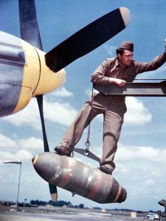 Installing an aerial bomb on a P-51 - The photo, Aviation, Airplane, p-51, Mustang