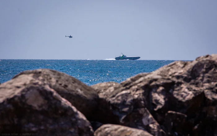 Погоня? )) на Черном море (Кацивели, Крым) - Моё, Крым, Комета, Катер, Вертолет, Море, Лето, Кацивели, Ялта