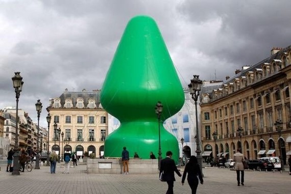 Christmas tree in Paris - Paris, Surprise