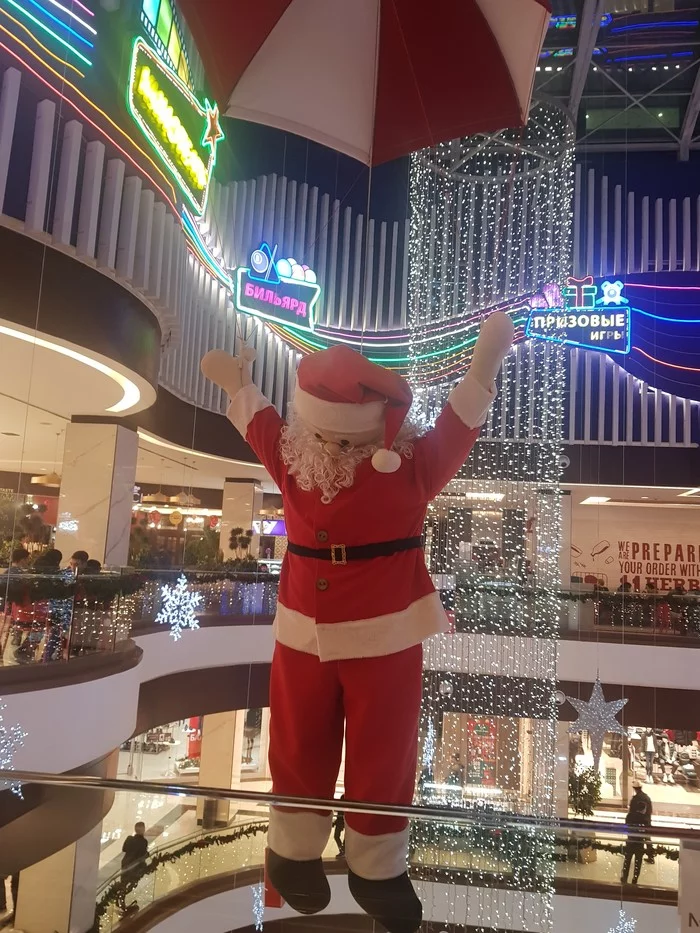 Santa Claus hanged himself... - My, Father Frost, Santa Claus, Trash, Shopping center