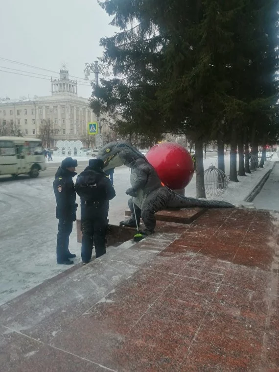 В Кургане к облправительству приехал человек в костюме динозавра и стал подметать крыльцо - Курган, Динозавры, День рождения, Правительство, Как скучно я живу, Позитив