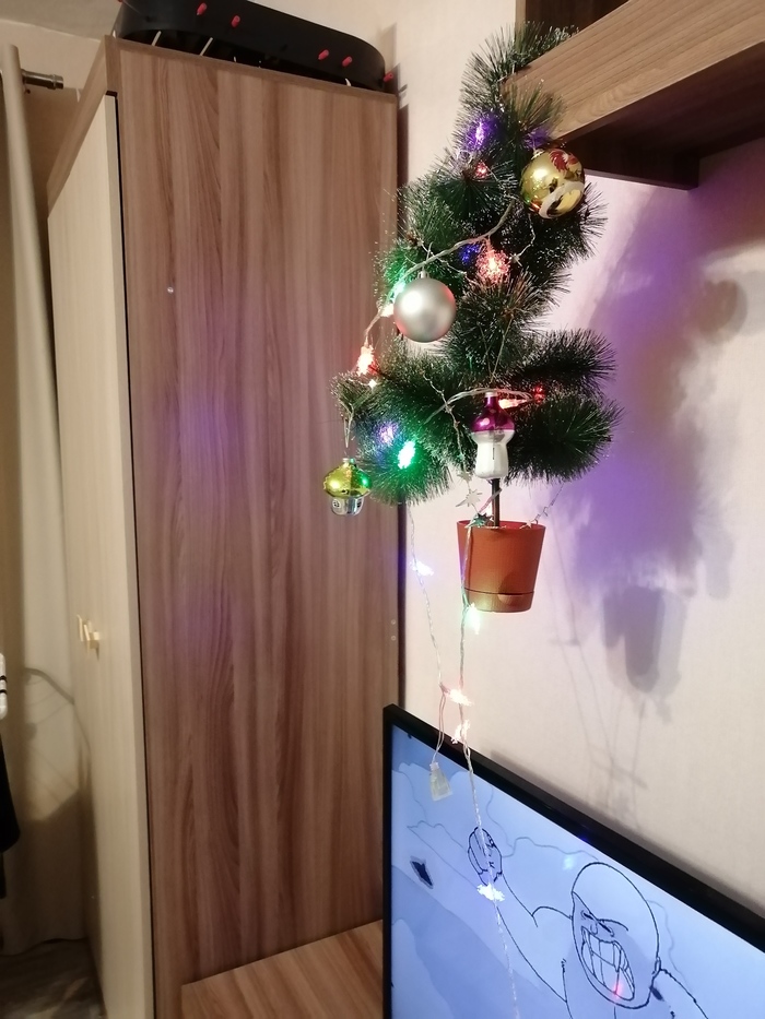 Жена попросила поставить ёлку, чтобы кот её не теребонькал я: пффф делов то!