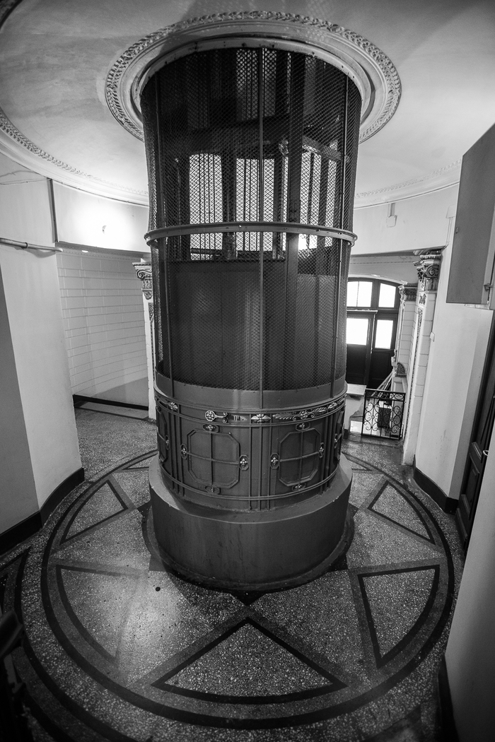 Лифт в одном из старых домов Петербурга