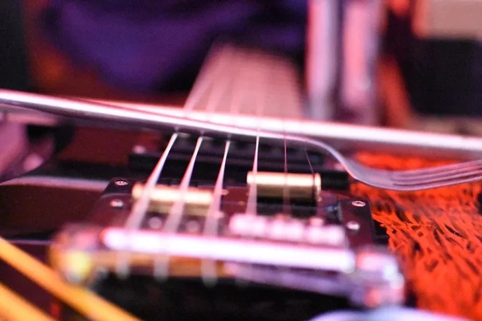 This is how they experiment with “sound” - Electric guitar, Weapon casings, Musicians, Fork, Strings