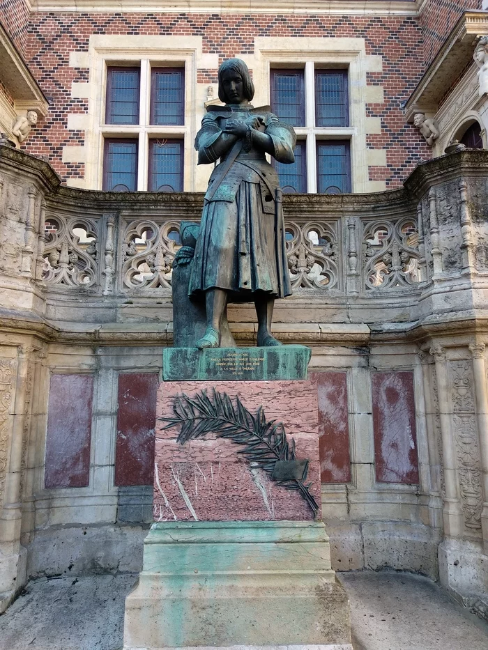 Monument to Joan of Arc in Orleans at the Grosso mansion - My, Joan of Arc, Orleans, , Mobile photography, The statue, Monument, Longpost, Sculpture
