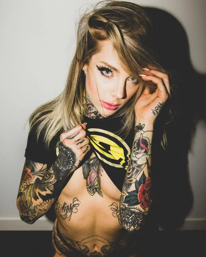 ЖЕНЩИНЫ С ТАТУИРОВКАМИ БОЛЕЕ РАСКОВАНЫ В СЕКСЕ: ТАК ЛИ ЭТО? Тату, Татуировки на груди, Девушки, Длиннопост