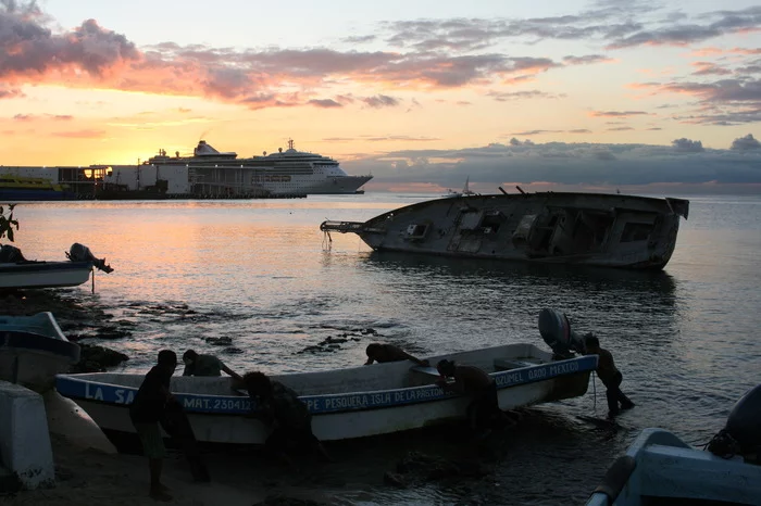 Caribbean Sea - My, Sea, Caribbean Sea, Sunset, Mexico, Ship, A boat, Canon 400D