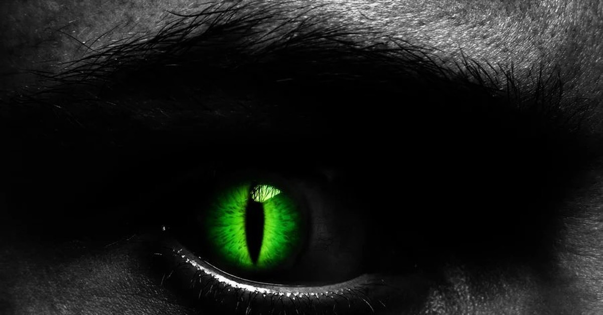 Черный зеленый глазками. Злые глаза. Зеленые глаза в темноте. Глаза в темноте.