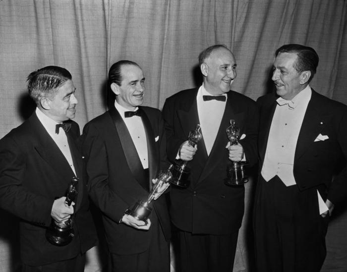 Уолт Дисней вручает премии "Оскар" Альфреду Ньюману, Нэду Вашингтону и Дмитрию Тёмкину, 1953 год, ЛА Оскар, Уолт Дисней