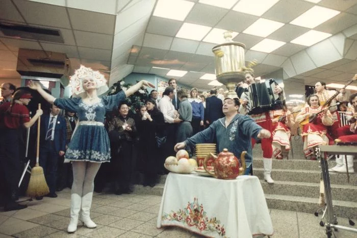 With a samovar and kokoshniks. Rare footage of the opening of the first McDonald's in the USSR - McDonald's, Moscow, the USSR, Restructuring, Longpost