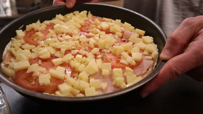 Quick pizza in a frying pan - My, Food, Recipe, Pizza, Video recipe, Bakery products, Preparation, Video, Longpost, Cooking