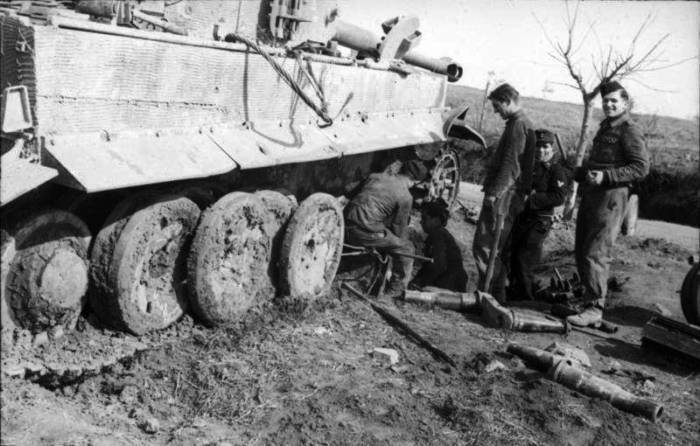 Why did the German Panthers and Tigers have staggered skating rinks? - My, Tanks, Panther, Tiger, Longpost