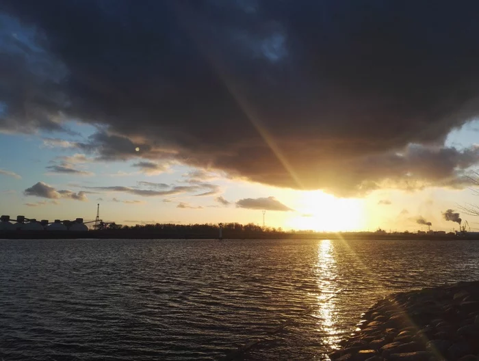 Evening, sunset on the embankment - My, Mobile photography, Nature, Sunset, Embankment, Swans, Wild ducks, Evening, Longpost