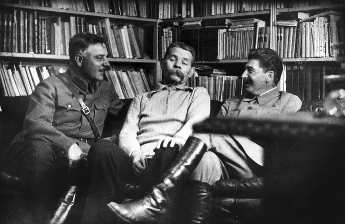 When you come to visit an old friend and you know that he has a smoke, but he breaks down ... - Klim Voroshilov, Stalin, Maksim Gorky, Humor, The photo, 30th