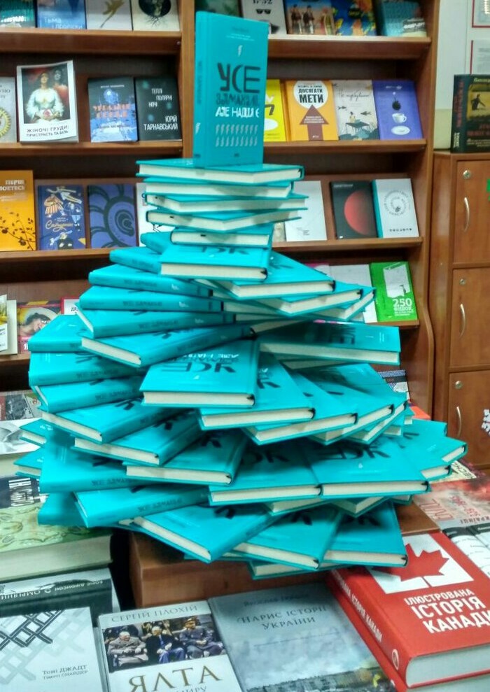 Красивая выкладка товара в магазине