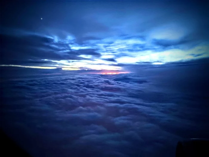 And again gray night...) - My, Sky, Night, Airplane, Photo on sneaker