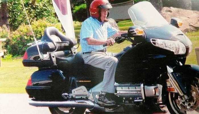 How a 100-year-old grandpa manages to handle a Honda Gold Wing - My, Moto, Motorcycles, Motorcyclist, Pension, Grandfather, Old age, Forever Young, Motorcyclists