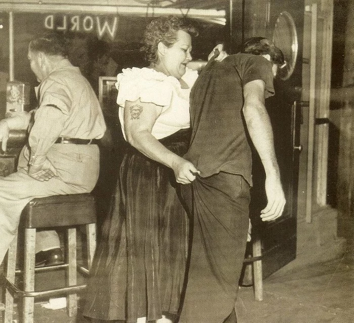 That is, this “throwing out by the scruff of the neck” from cartoons is a harsh truth of life? - The photo, 1953, USA, Bar, Bouncers, Old photo