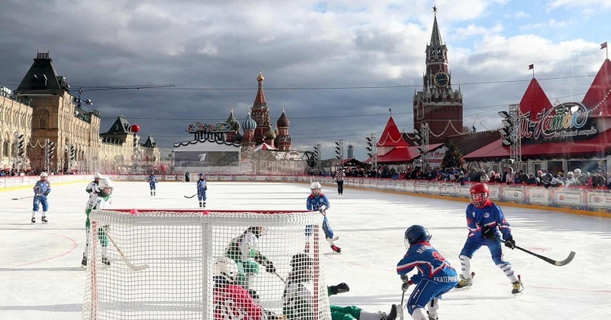 Каток хоккеист. Хоккей на красной площади. Каток хоккей. Хоккеист на катке. Хоккейный матч на красной площади.