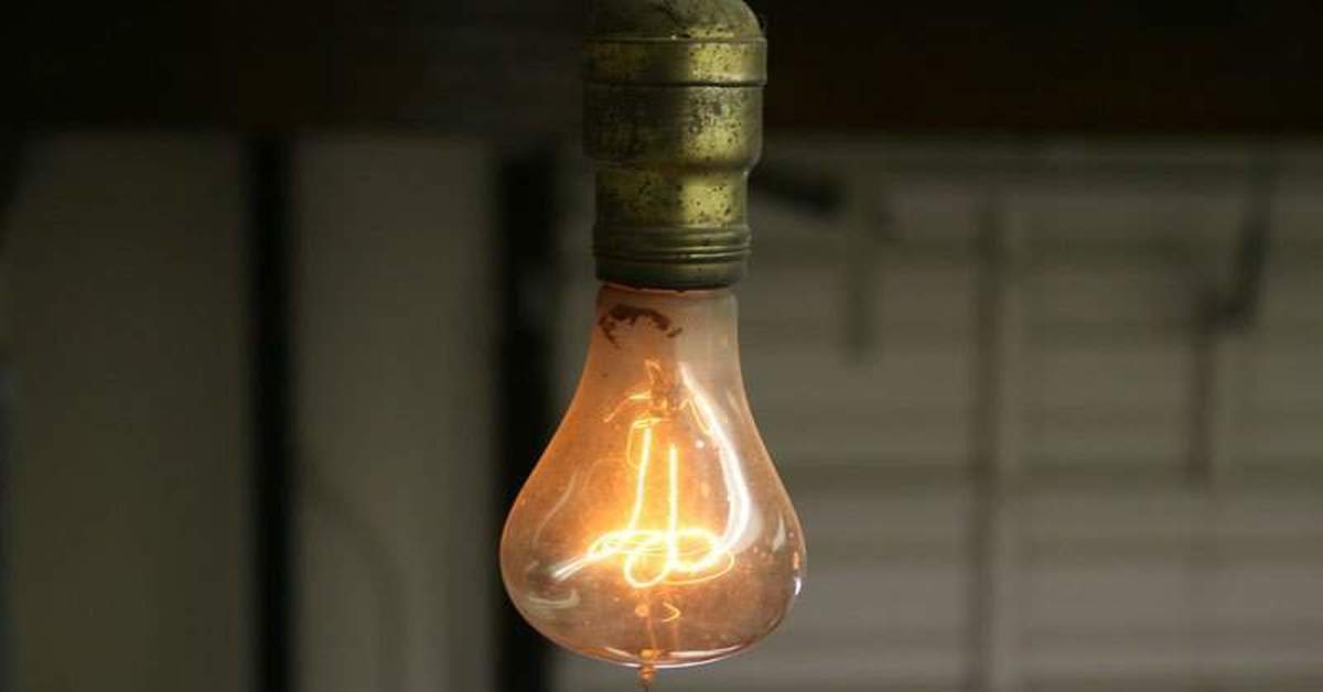 Почему 1 лампочка горит. Столетняя лампа в Ливермор. Вечная лампочка 1901. Лампочка Ливермор. Лампочка в пожарной части города Ливермор.