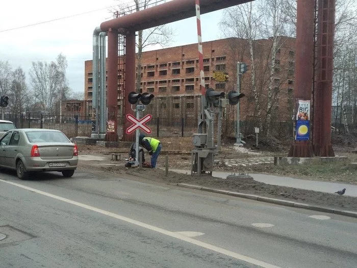 In St. Petersburg, a semaphore was installed at the railway crossing on Energetikov Avenue - Saint Petersburg, Russia, Budget, Absurd, Longpost, Railway, Semaphore