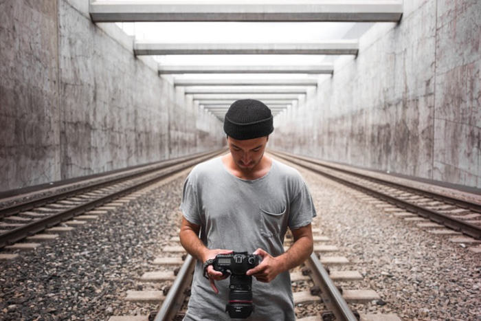 Это же фотоаппарат Ани! Она селфи делала!