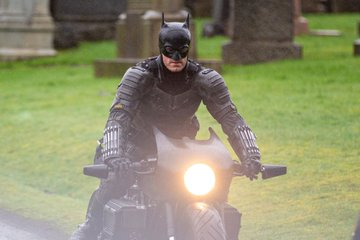 A full-fledged Batman costume in a photo from the filming of Matt Reeves' film - Batman, Batman Costume, Twitter, Filming, The photo, Longpost