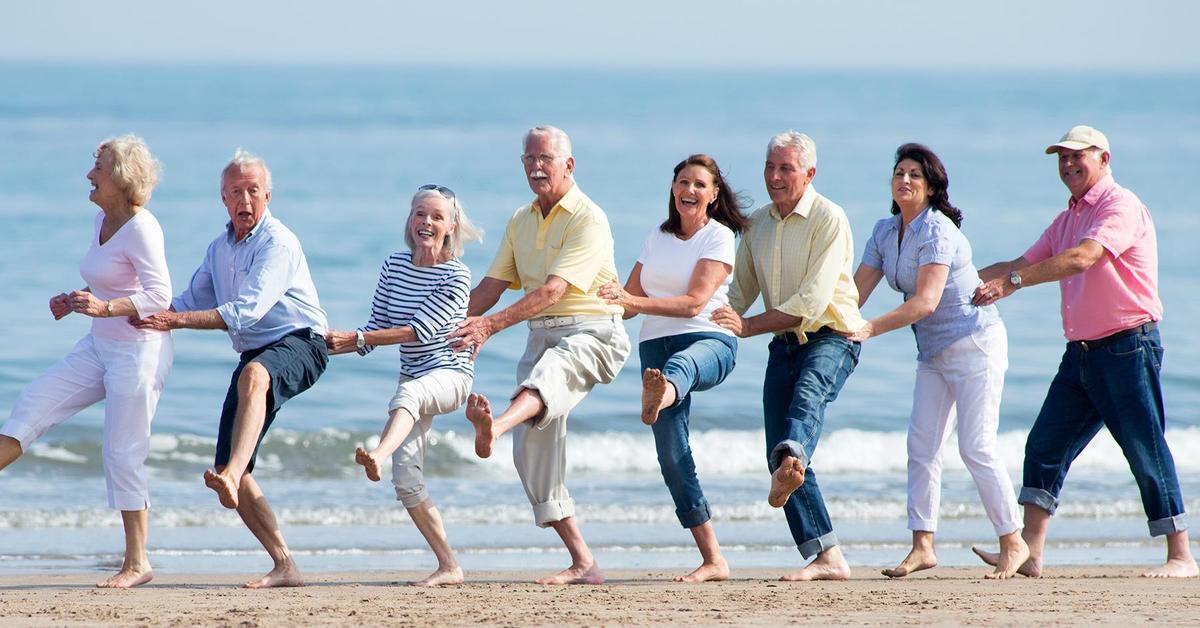 Молодое долголетие. Счастливые пенсионеры. Здоровый счастливый человек. Здоровый радостный человек. Здоровый образ жизни для пожилых людей.