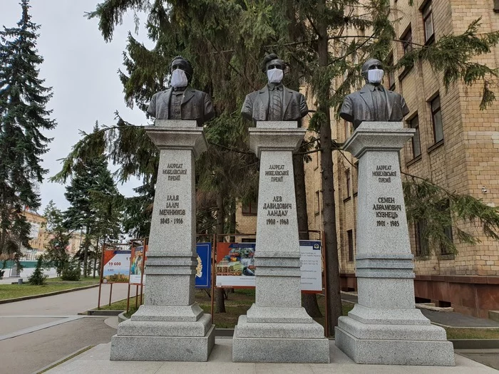 In Kharkov, even monuments wear masks - My, Coronavirus, Hysteria, Kharkov, Karazin
