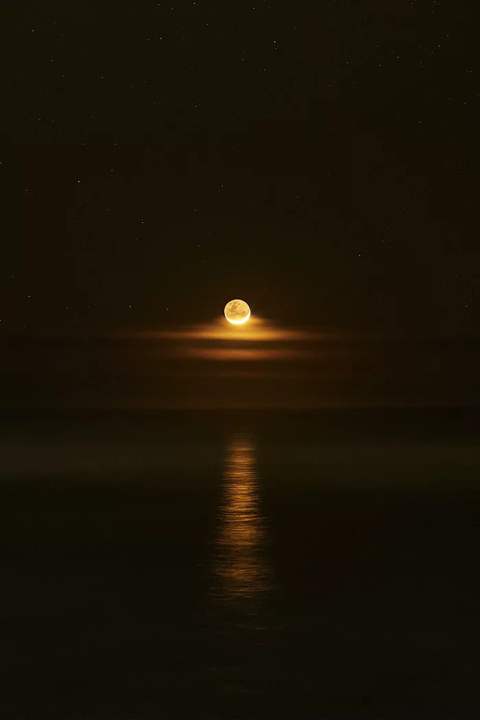 Moon rising over the Pacific Ocean - Space, Ocean, The photo, moon, Reddit, beauty